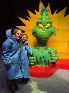 Quantz and Mitia in front of Grinch.