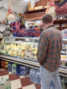 Nicholas visiting his neighborhood putìa (bodega).