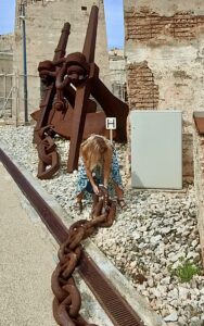 Quantz lifting a heavy oversized chain.